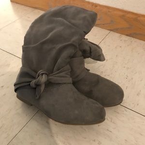 Good condition gray boots